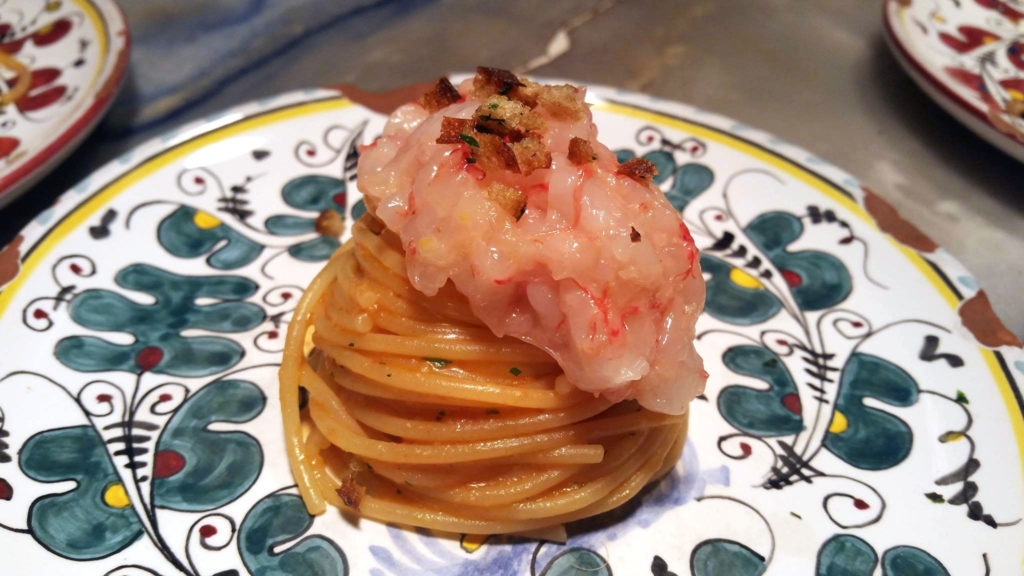 spaghetti-aglio-olio-peperoncino-e-tartare-di-gamberi