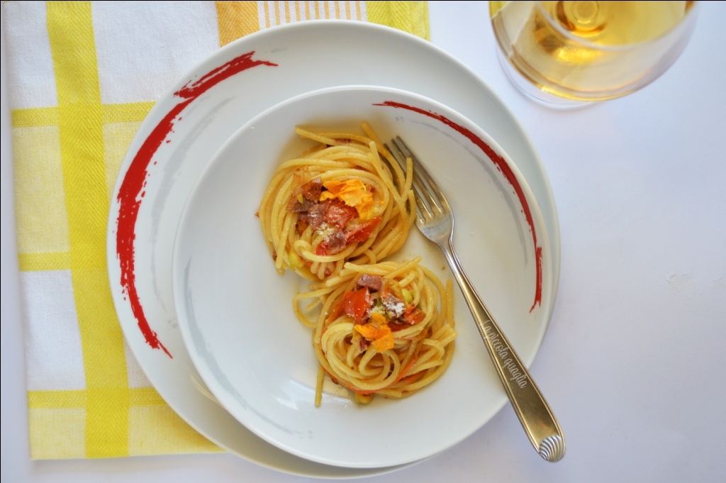 spaghetti fiori di zucca pomodorini