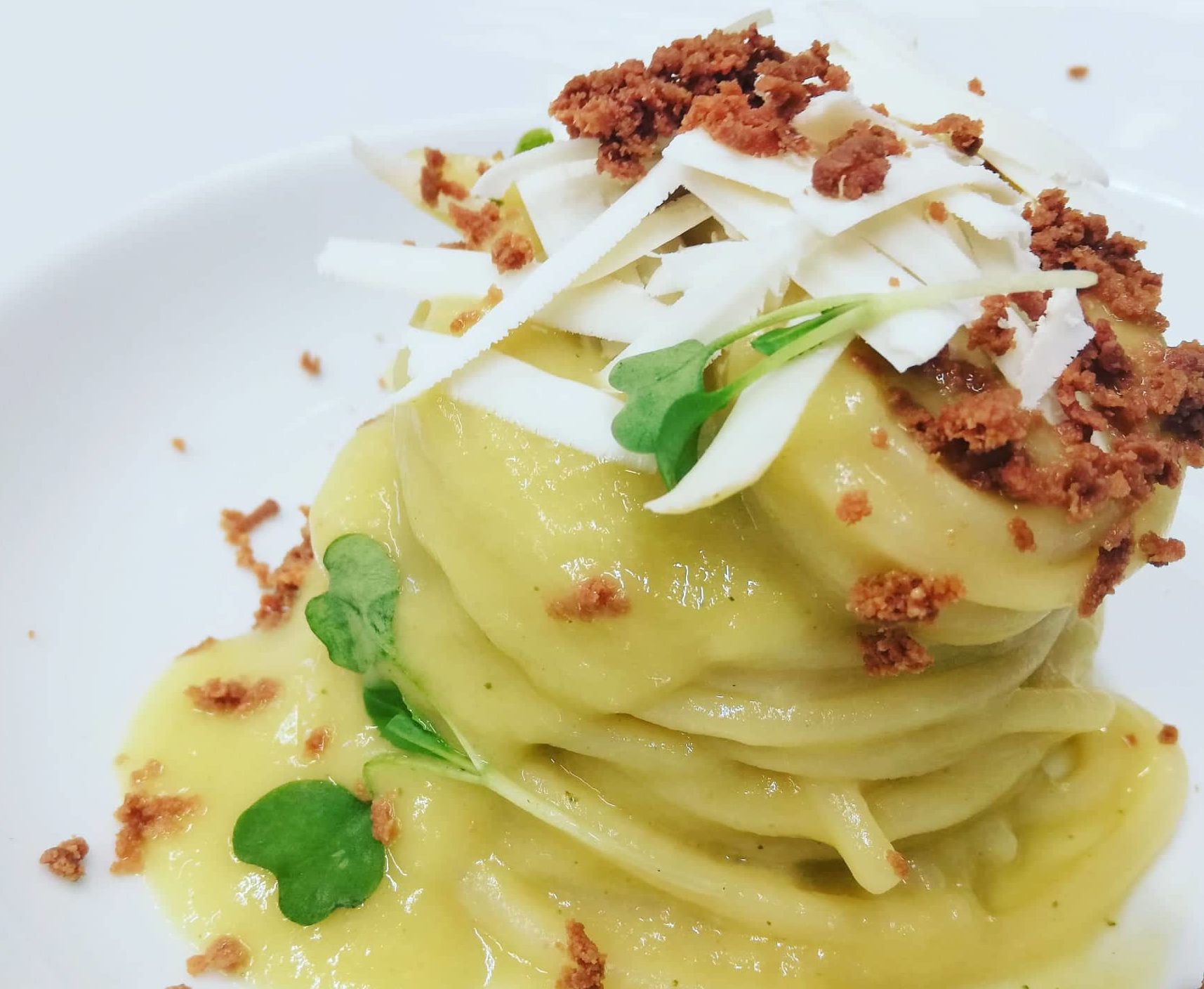 Spaghetti quadrati di Gragnano con crema di porri aromatizzata al limone bottarga e cacioricotta