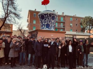 Nicola-Fabbri-e-dipendenti-Fabbri-di-fronte-al-vaso-ricollocato