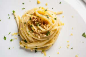 Linguine alla colatura d'alici, limone e nocciole