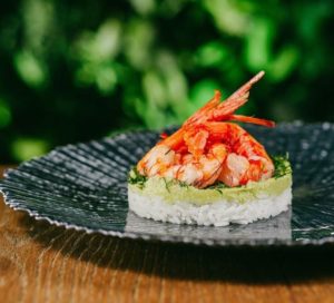 tortino di riso jasmine al cardamomo con gamberoni e guacamole