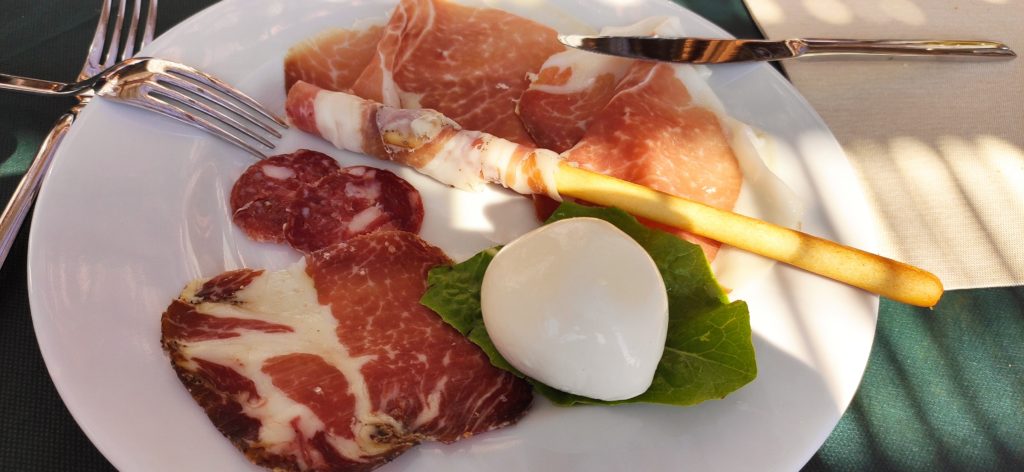 Antipasto mozzarella di Agerola e affettati