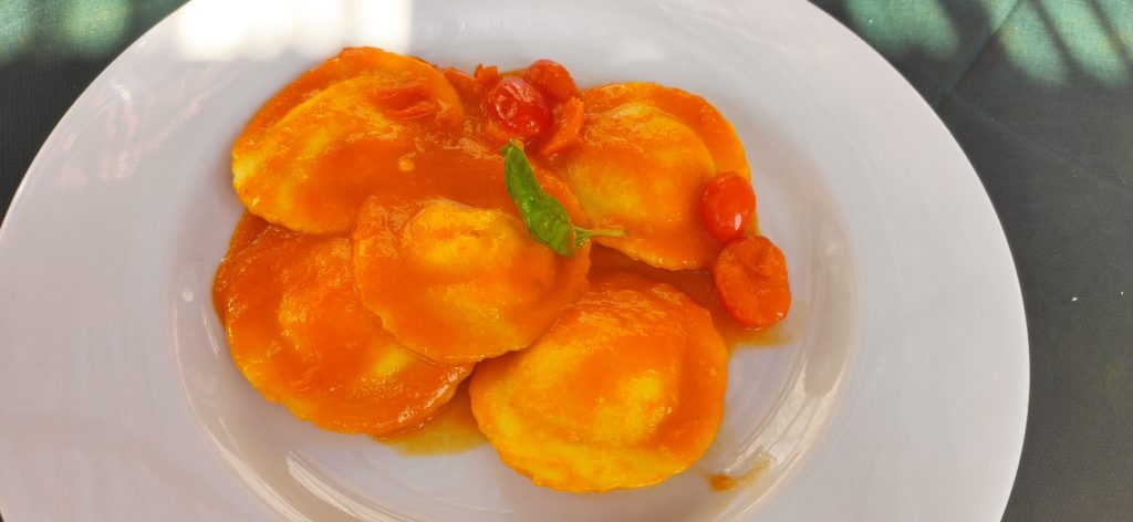 Ravioli ricotta e pomodorino giallo