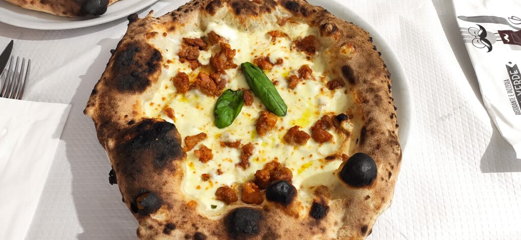 la Diavola di Onda Verde: Pomodoro, mozzarella di bufala DOP olio piccante pasta di salsiccia, basilico.