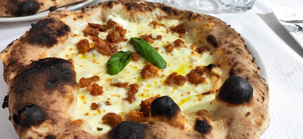 la Diavola di Onda Verde: Pomodoro, mozzarella di bufala DOP olio piccante pasta di salsiccia, basilico.