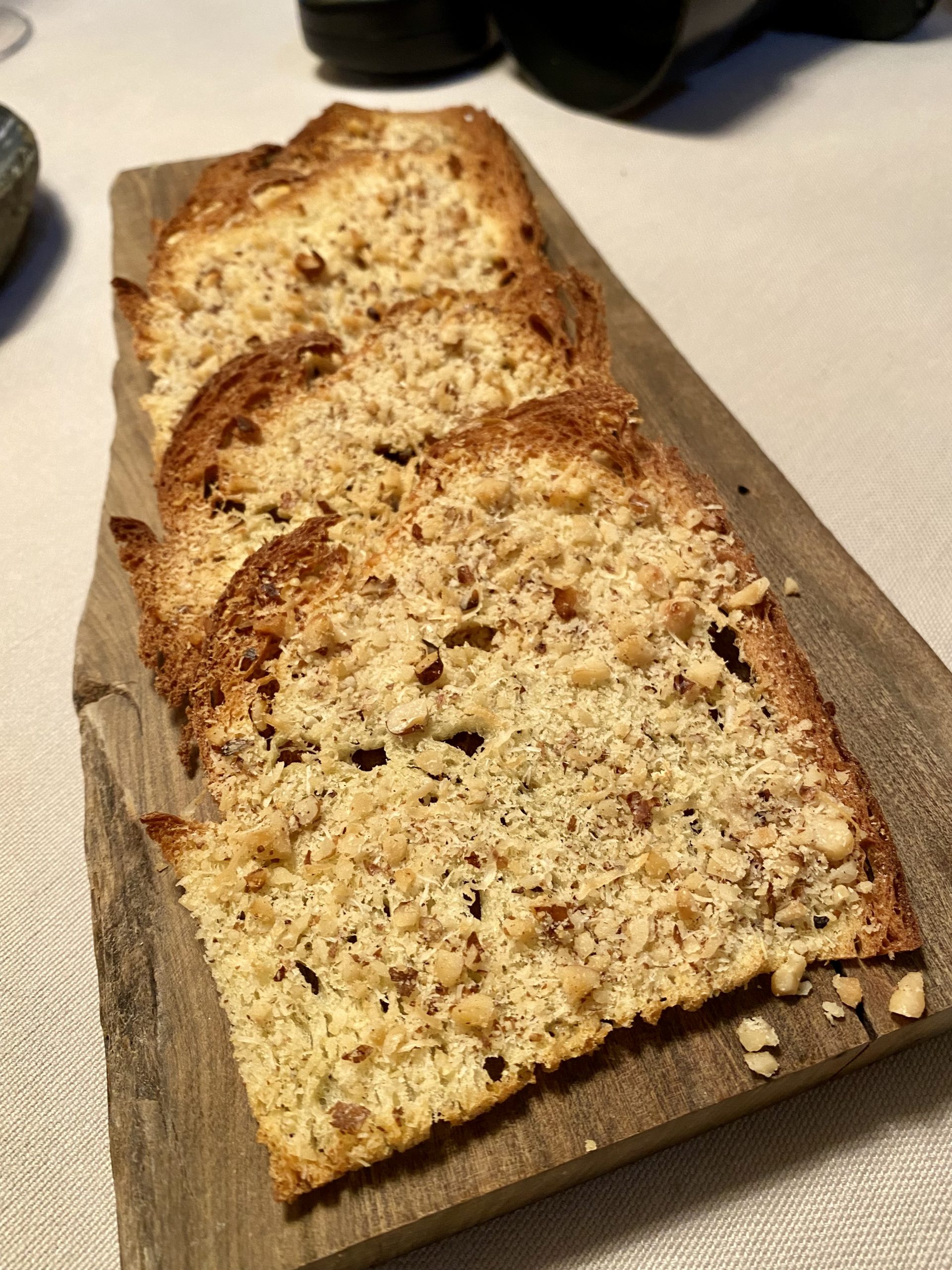 Bruschetta di pane di Matera con noci e parmigiano by Peppe Guida
