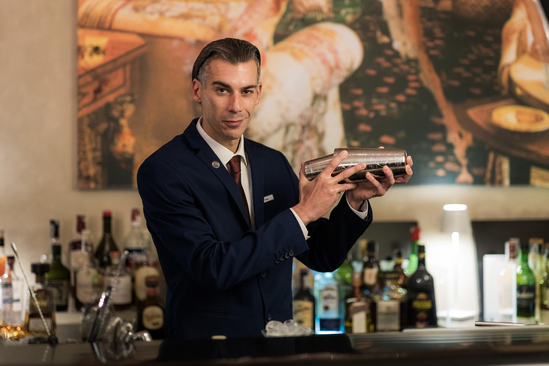 Un barman sartoriale al Brunelleschi Hotel a Firenze