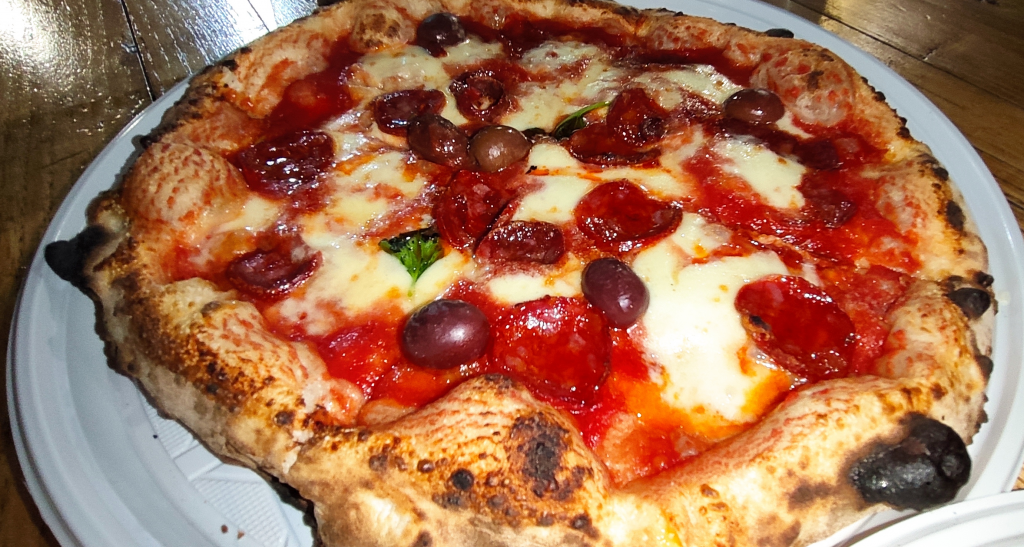 Pizza con salsiccia secca e olive di bufala di Pizza Doc di San Leucio
