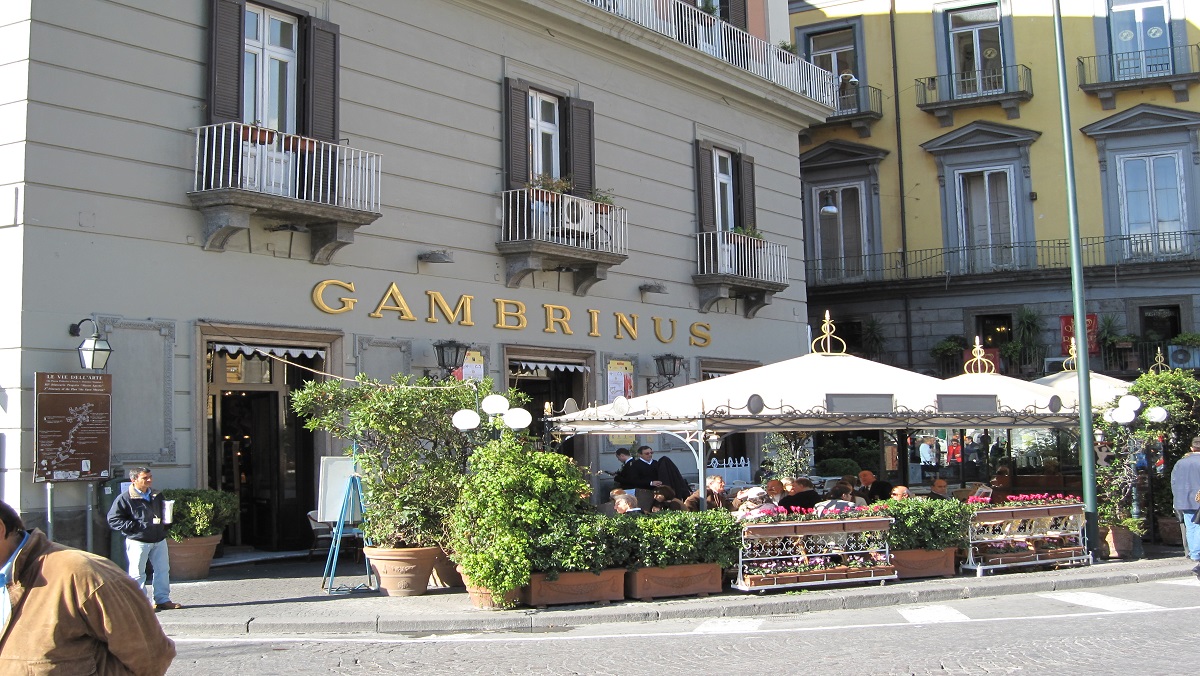 Napoli_-_Il_Bar_Gambrinus.
