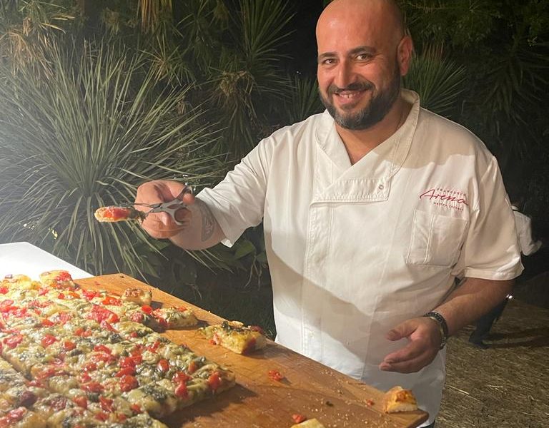 Francesco Arena con la sua focaccia