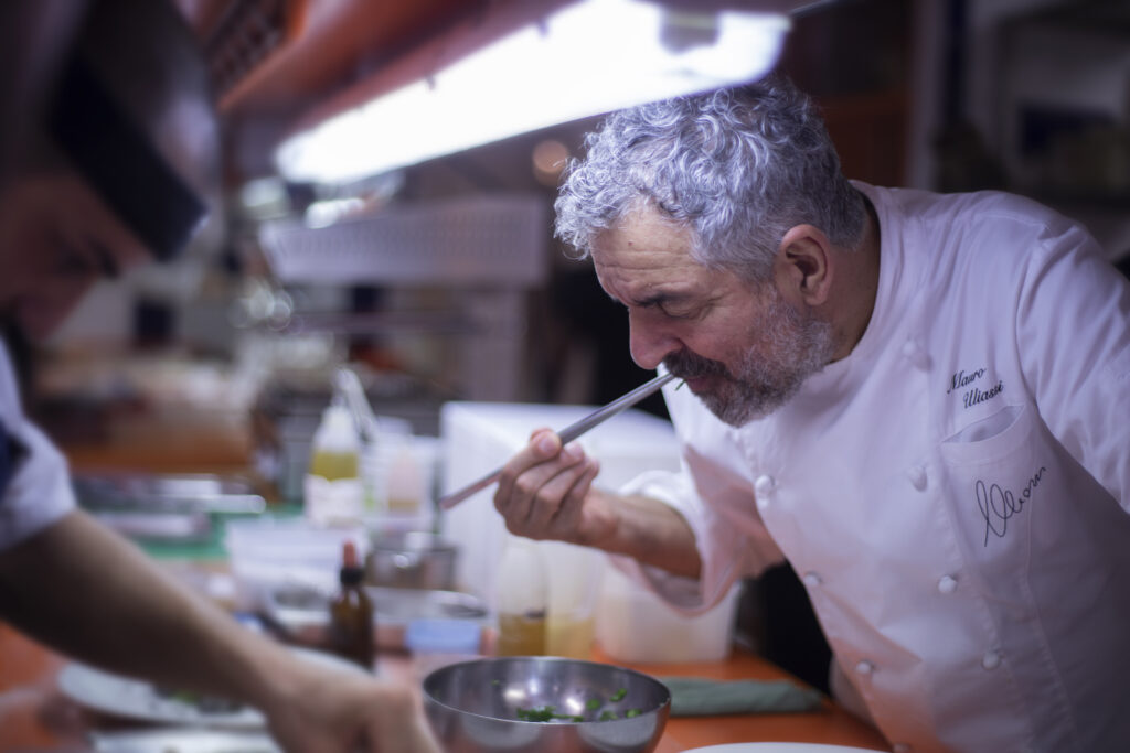 Mauro Uliassi nella cucina del suo ristorante a Senigallia