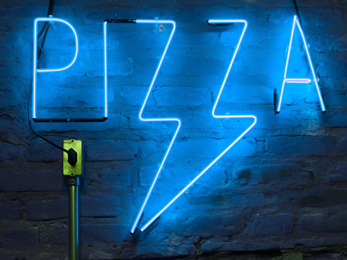 blue pizza neon signage turned on